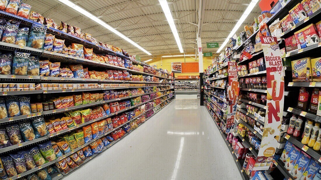 מדפים בסופרמרקט, עמוסים במצרכי מזון מעובדים, Thayne Tuason, CC BY-SA 4.0 &lt;https://creativecommons.org/licenses/by-sa/4.0&gt;, via Wikimedia Commons