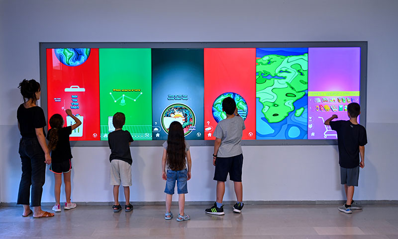 ילדים מבקרים במוזיאון הטבע
