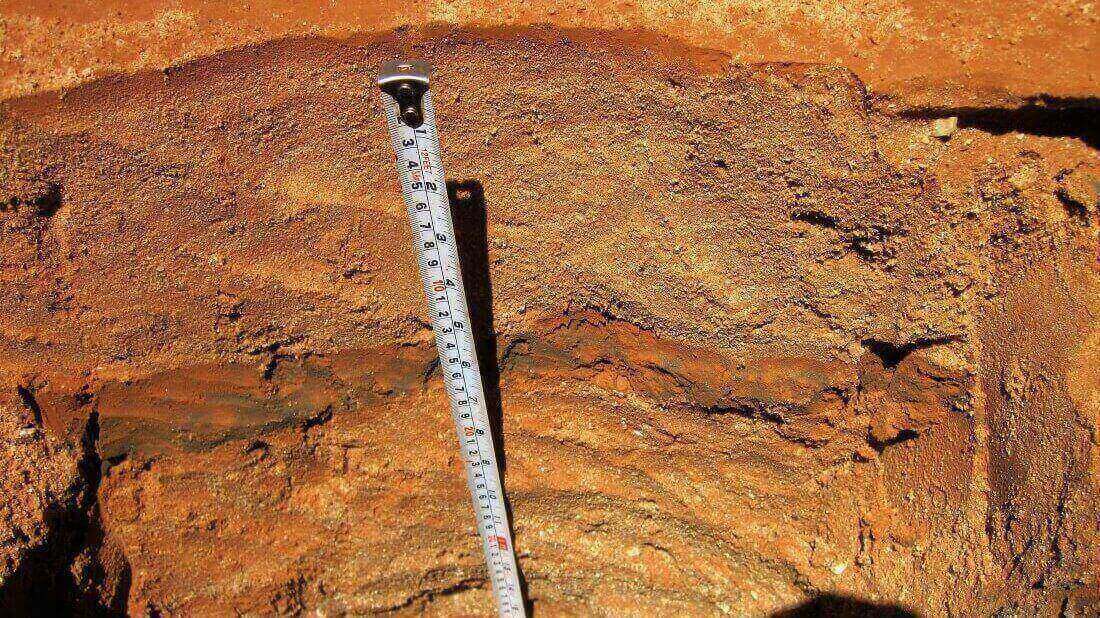 חקר סדימנטים (משקעים) קדומים מספק מידע על האקלים ותנאי הסביבה בעבר. קרדיט לתמונה: Public Domain (https://www.usgs.gov/media/images/cross-section-deposited-sediment-grand-canyon-az)