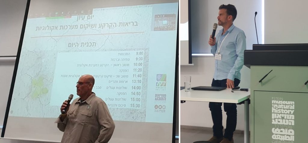 נושאים דברים ביום עיון בריאות הקרקע ושיקום מערכות אקולוגיות (4.12.24, מוזיאון הטבע ע"ש שטיינהרדט, אוניברסיטת תל אביב). מימין: ד"ר נועם בן-משה, מנהל המרכז לשיקום מערכות אקולוגיות ופתרונות מבוססי טבע; משמאל: ד"ר גלעד אוסטרובסקי, היערן הראשי של קק"ל וראש אגף הייעור. צילום: יעל נבון