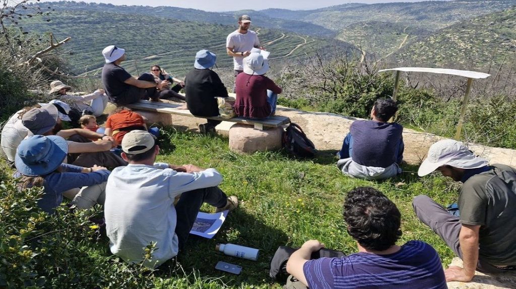 צוות סקר מצב היער מקבל הנחיות לביצוע בשטח. צילום: מכון דש"א