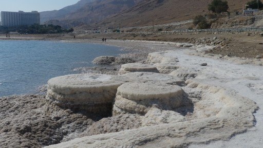 ים המלח. צילום: עמית מנדלסון. מתוך סקר חוף ים המלח ומצוק ההעתקים (מכון דש"א)