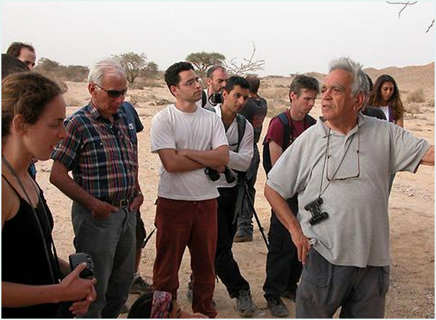פרופ׳ זהבי עם קבוצת תלמידים בסיור 