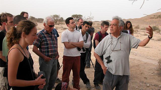 פרופ' זהבי עם קבוצת תלמידים בסיור