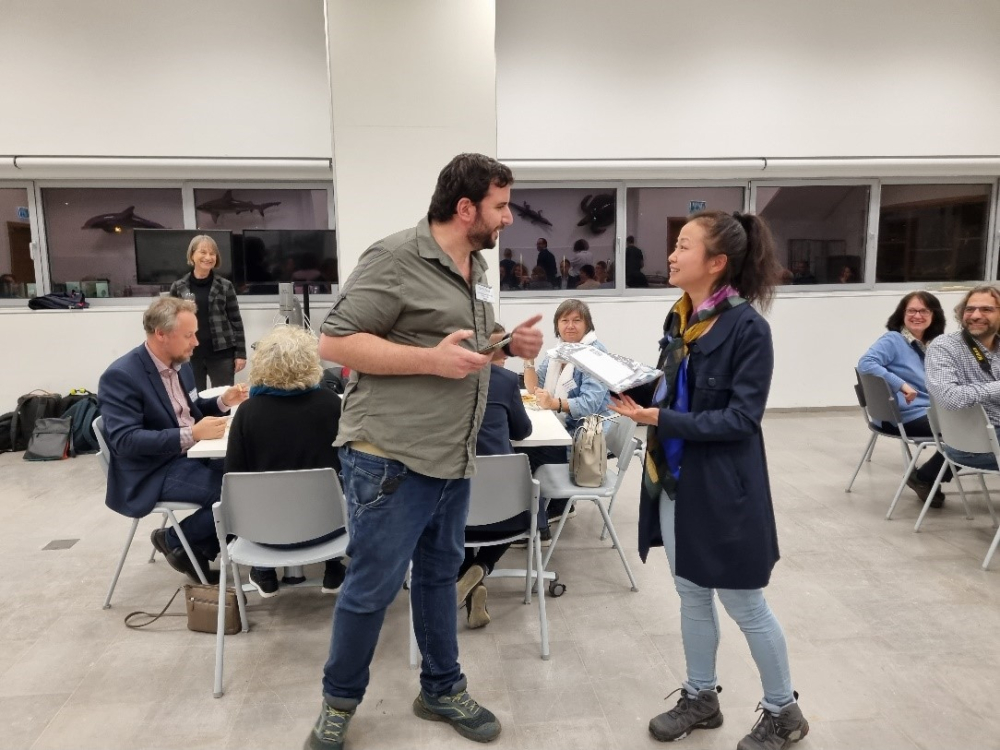 ד"ר תומר גואטה, מנהל המרכז הישראלי למדע אזרחי, מעניק פרס לני יאן, נציגת נאטורליס, הולנד, במסגרת תחרות המיני-ביובליץ שנערכה בסדנת המדע האזרחי